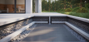 Fotorealistisk bild av ett modernt hus med dränering och makadam i ett snitt, med fokus på detaljer.